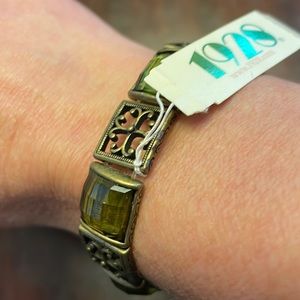 1928 stretch bracelet. Never worn. Very pretty olive color.